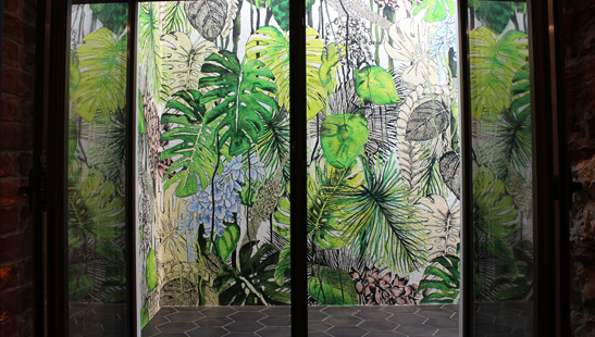 рисунок на стене за окном джунгли