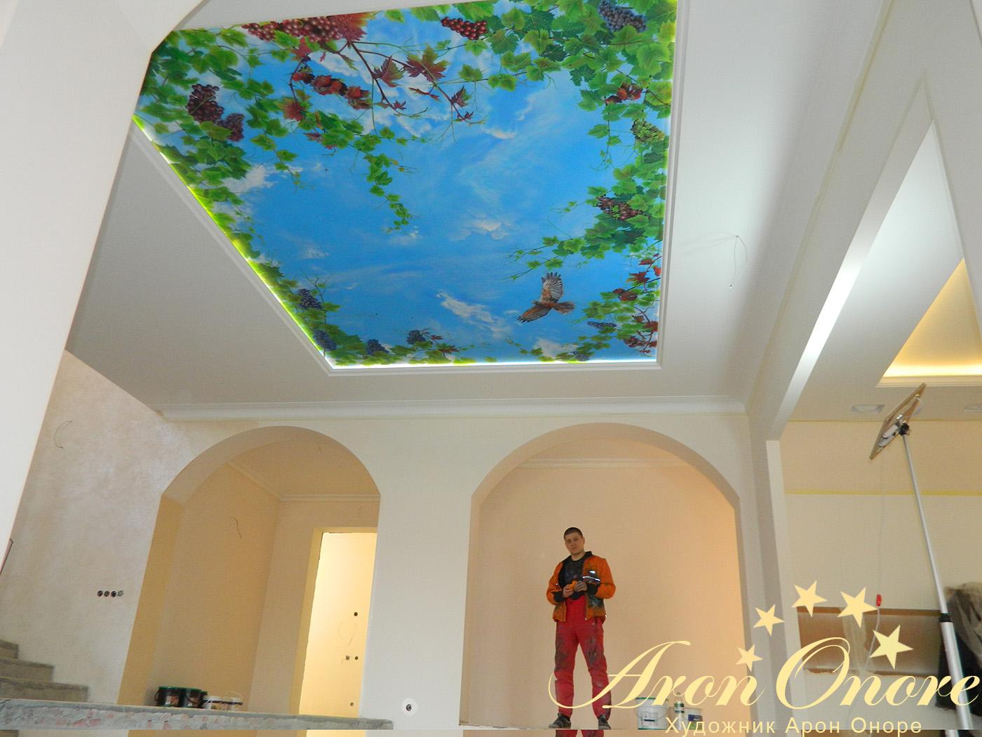 Завершающий этап росписи на потолке виноградной лозы