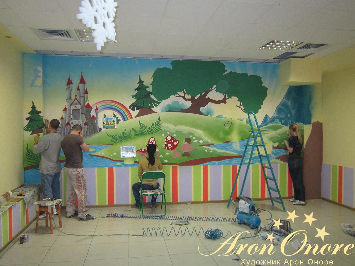 Художники по росписи стен – создают рисунок в детском кафе