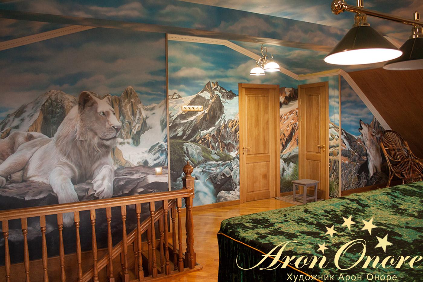 Белый лев – художественный рисунок на стене в бильярдной комнате