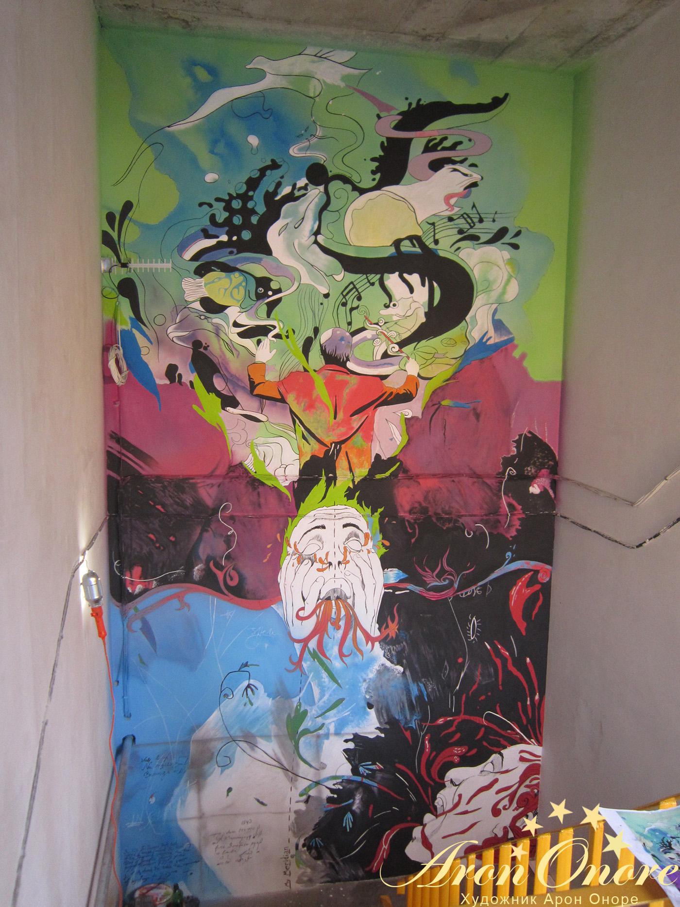 IMИнтересный художественный рисунок на стене здания фотостудии