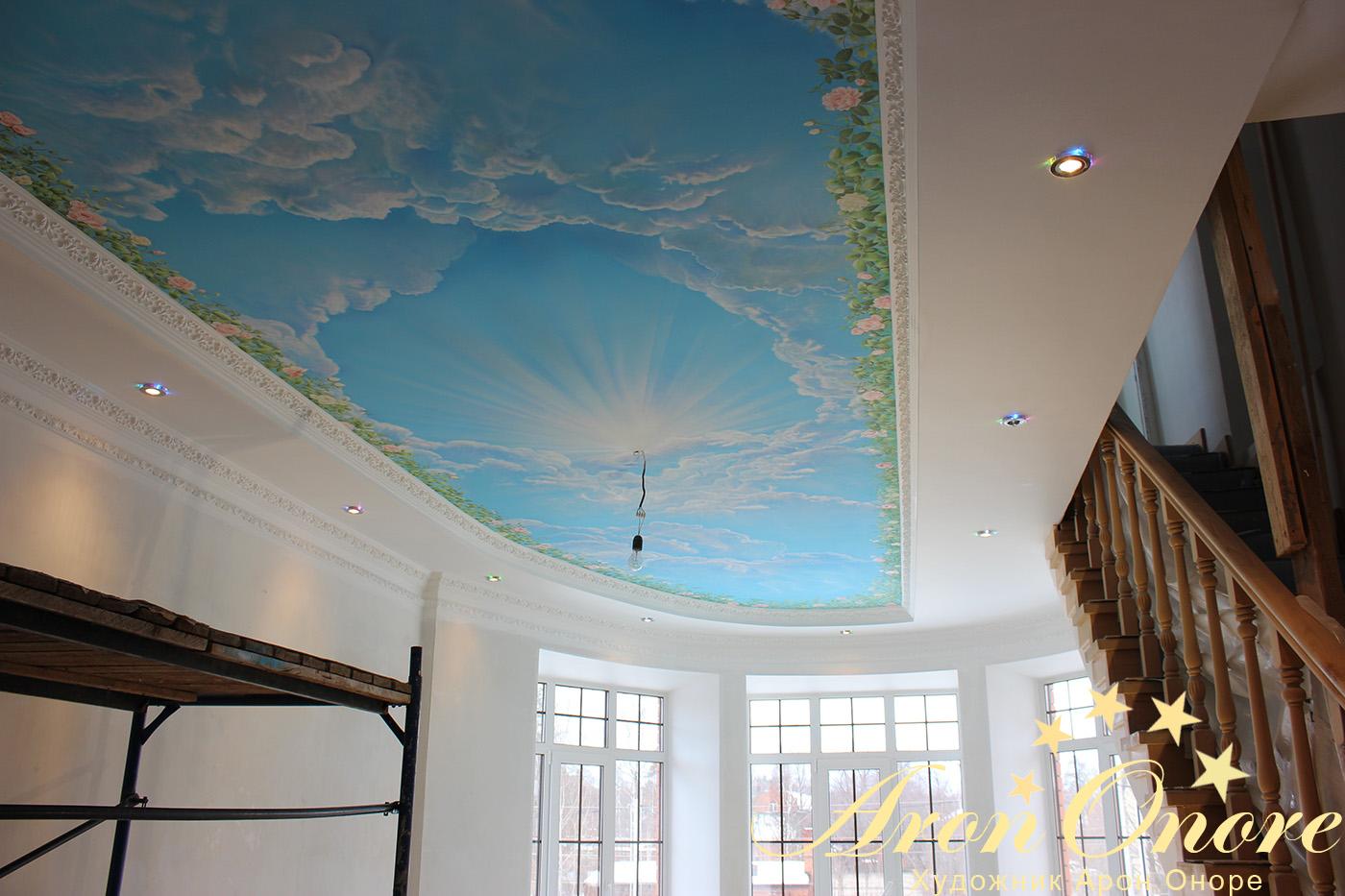 Готовый рисунок на потолке – синее небо