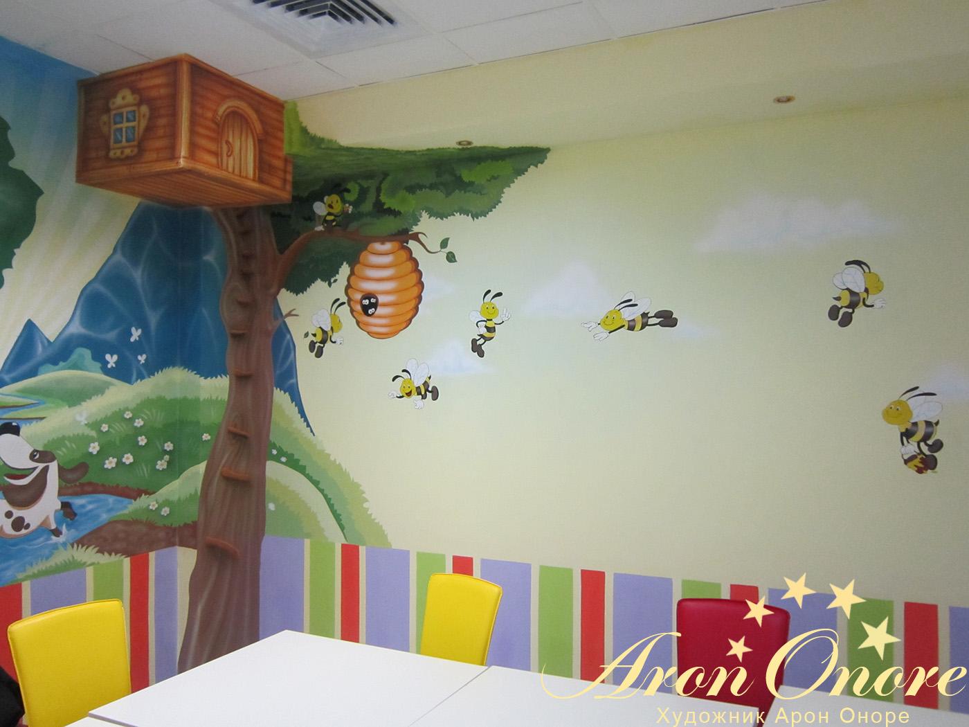 Фото росписи стен в детском кафе – пчелы вылетают из улея