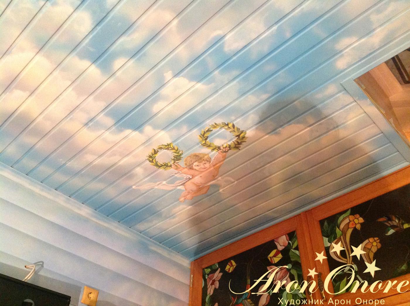 Ангел с двумя венками: художественная роспись потолка на кухне