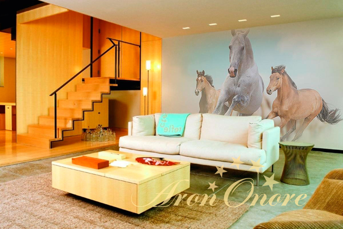 Бегущие лошади – рисунок в гостиной