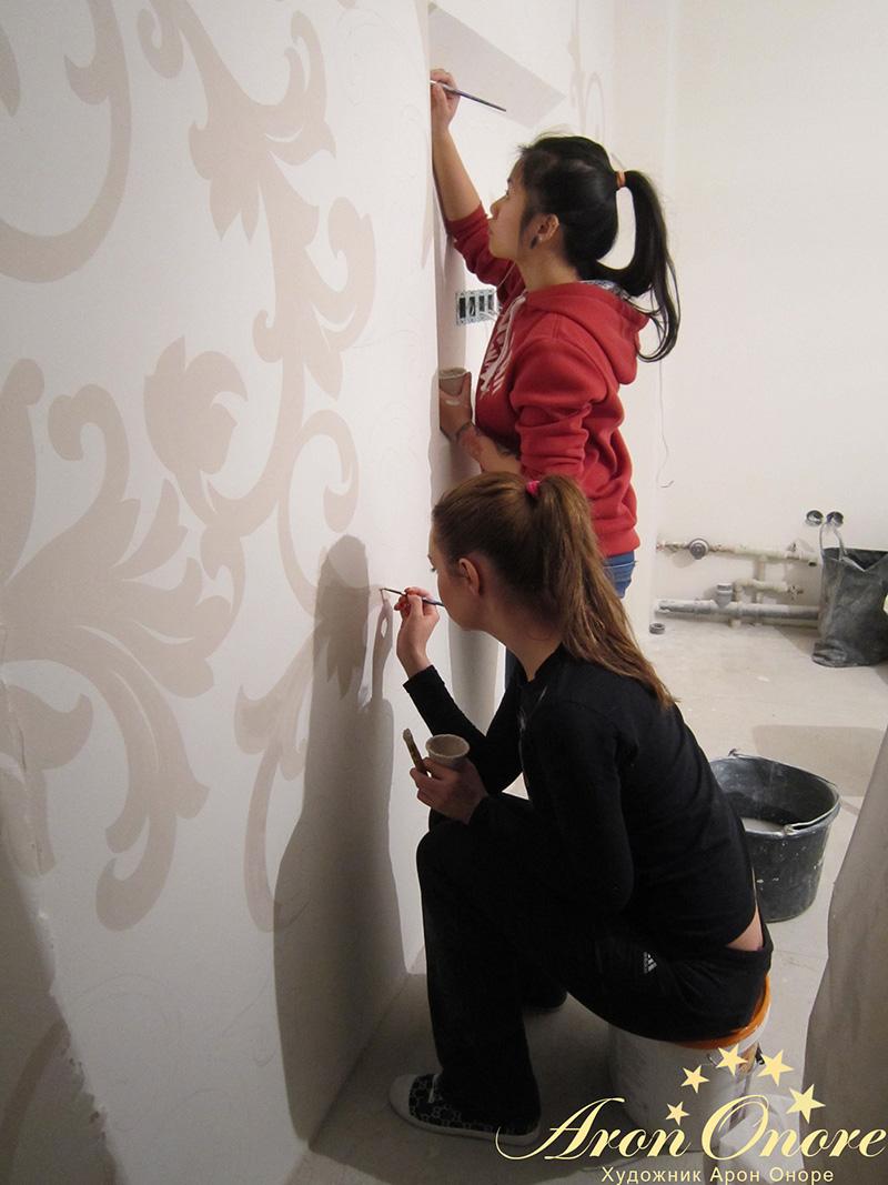 Художники росписи стен – создают рисунок