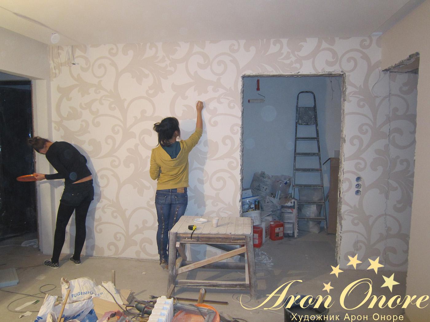 Процесс роспись стен художниками – в московской квартире