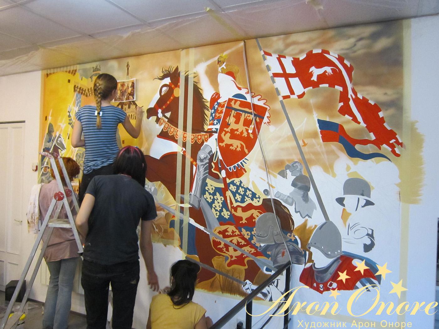 Художники студии аэрографии Aron onore  трудятся над созданием рисунка на стене