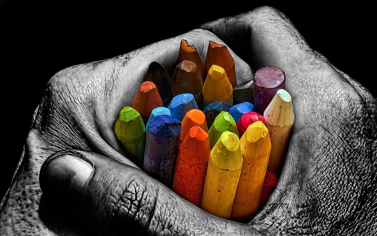 Арт креатив, цветные карандаши в руке