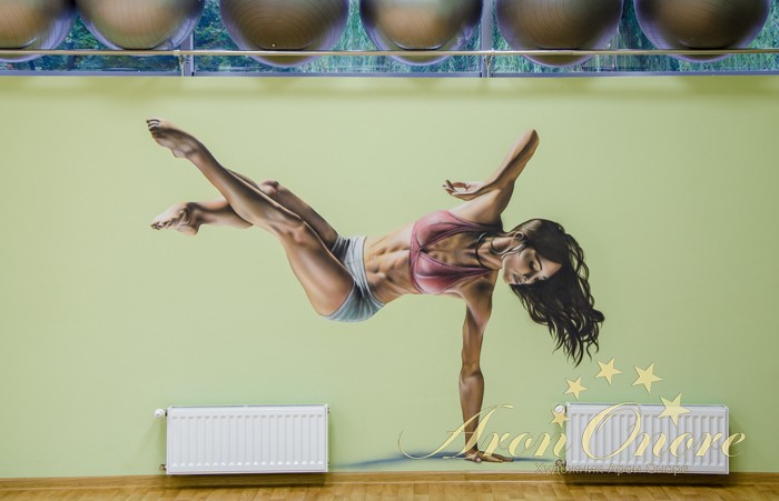 Роспись на стене спортклуба девушка на руке