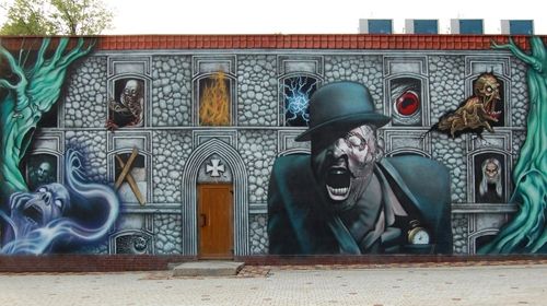 Дом ужасов граффити на стене зомби  
