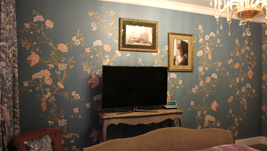 орнаментальная роспись в спальне