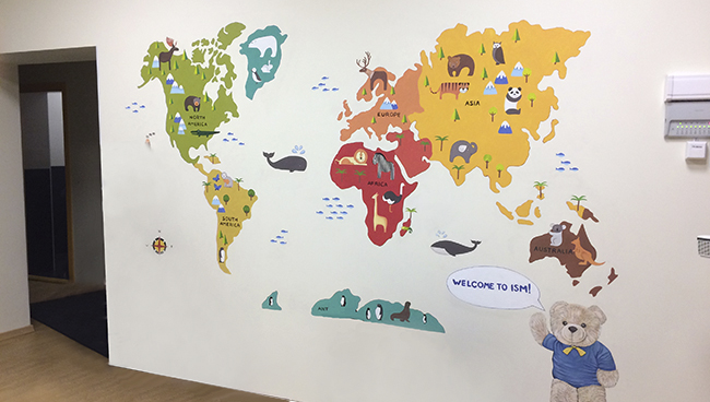 Детский рисунок на стене карта мира в школе английского языка