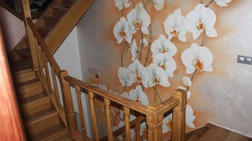 Роспись стен на лестнице «Орхидеи»