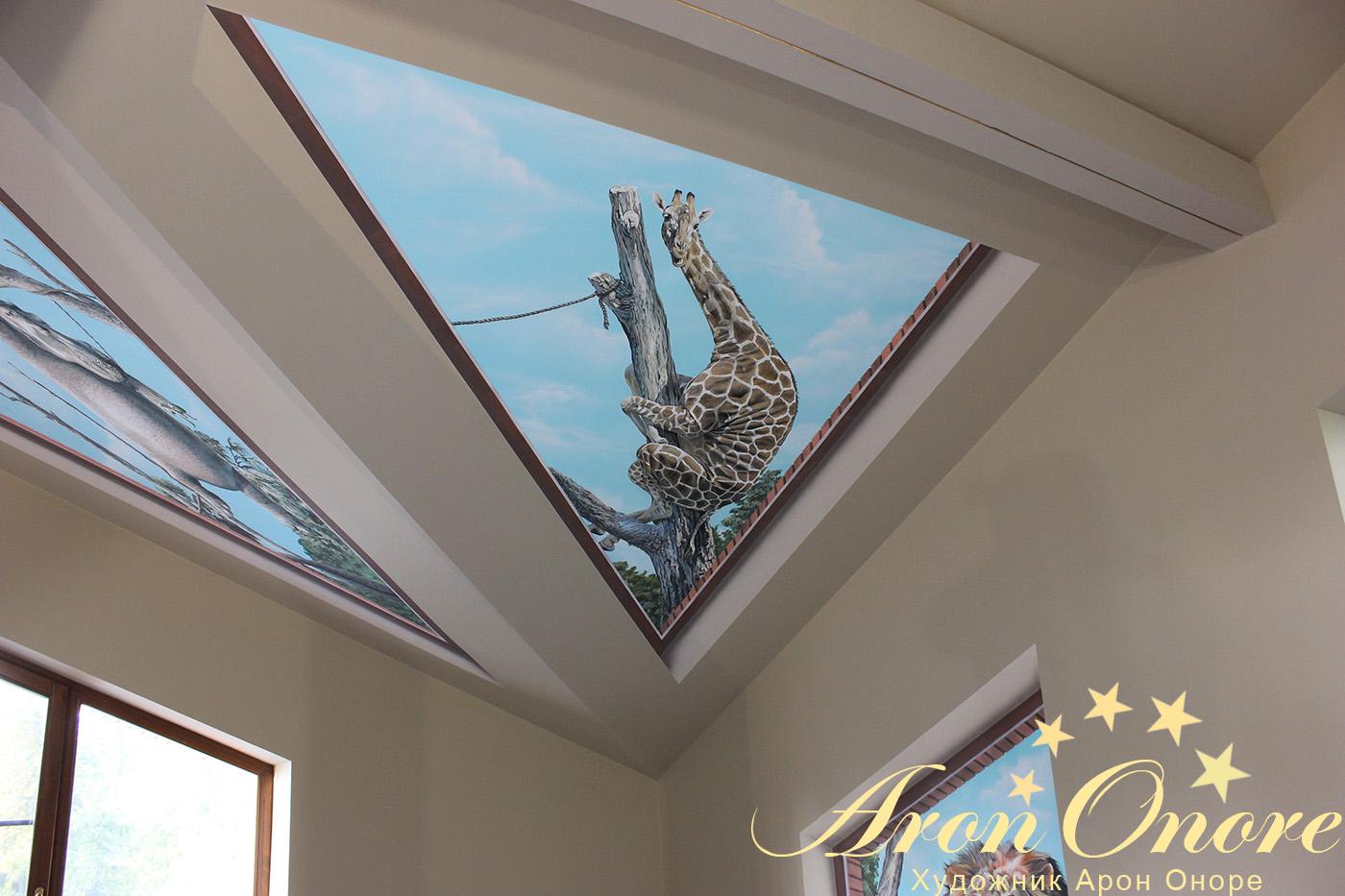Животное жираф на дереве – роспись потолка