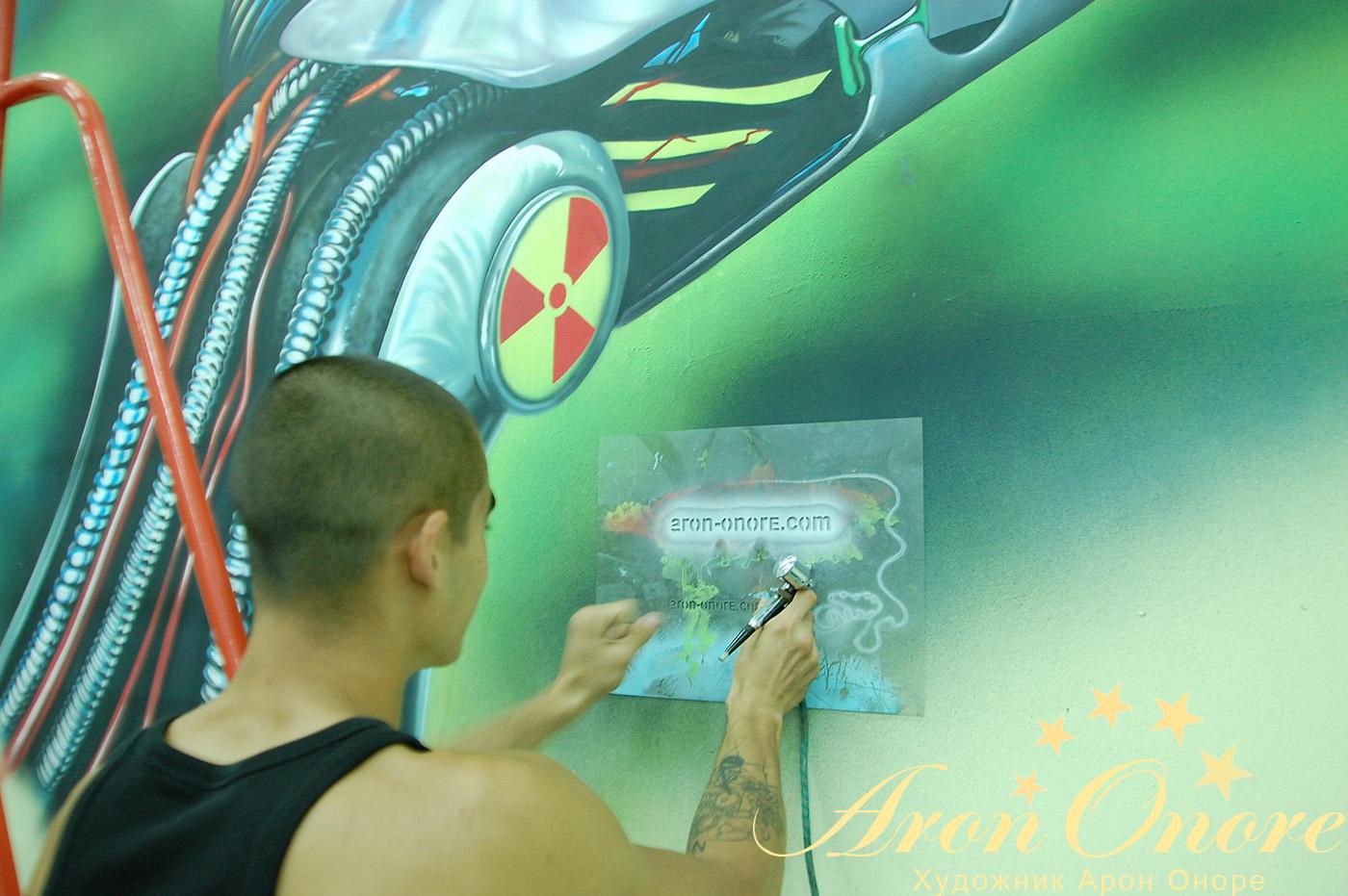 Процесс создания рисунка на стене дома фабрики