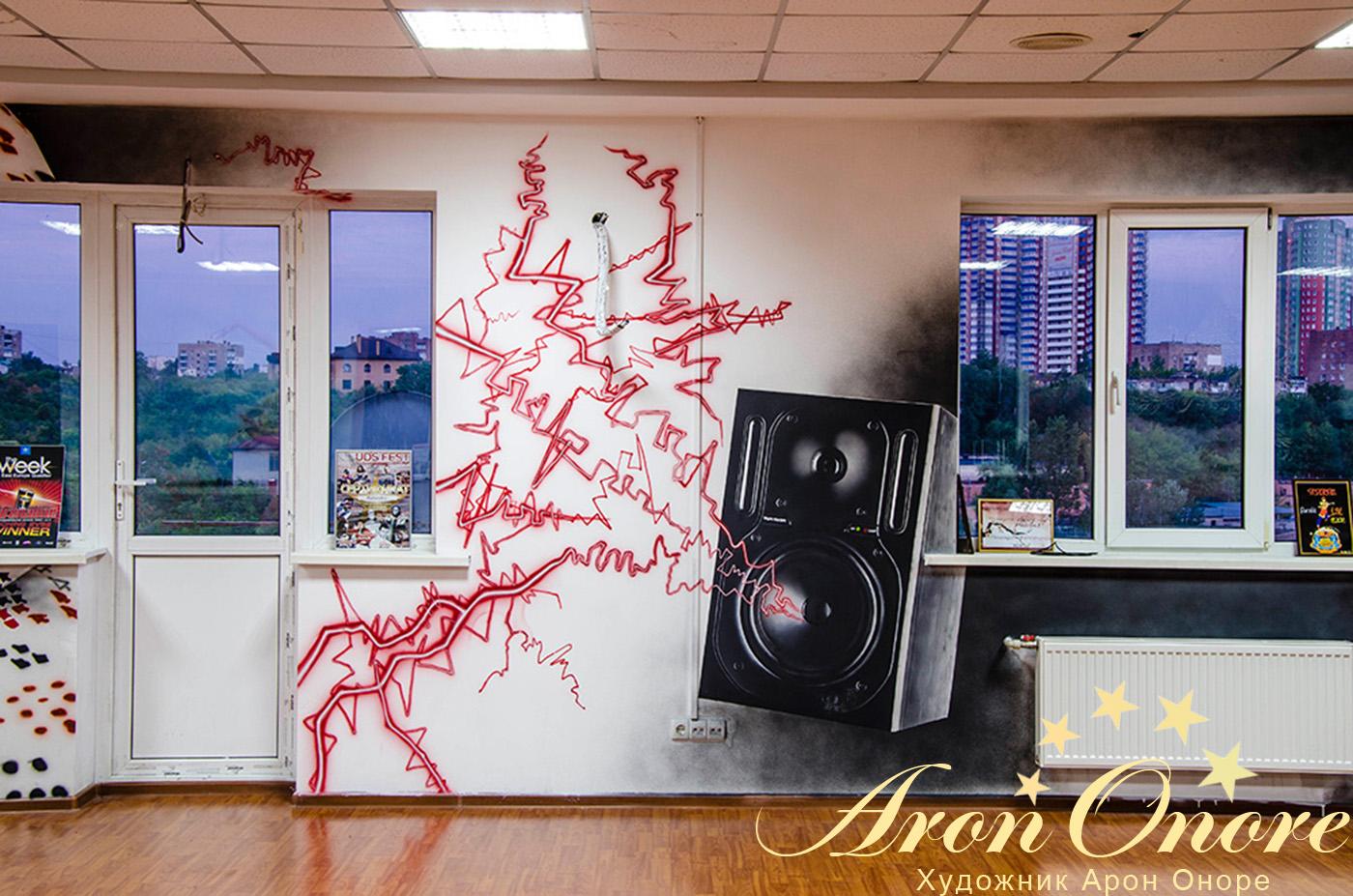 Рисунок на стене в доме танцев – колонка издает мощный звук