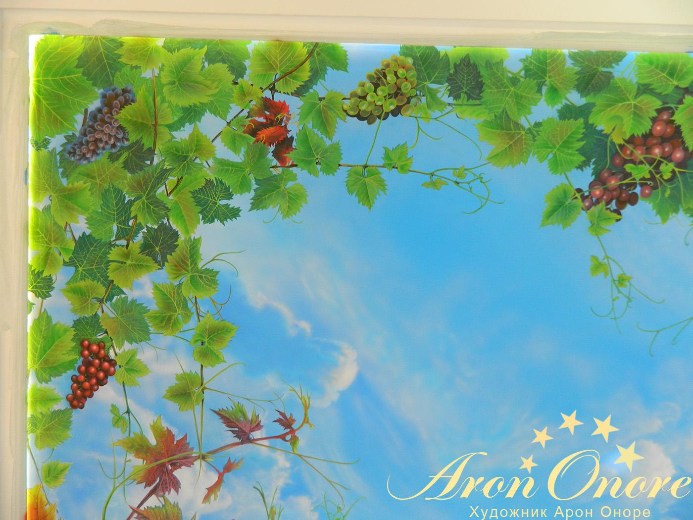 Синее небо зеленые листья виноградной лозы – рисунок на потолке