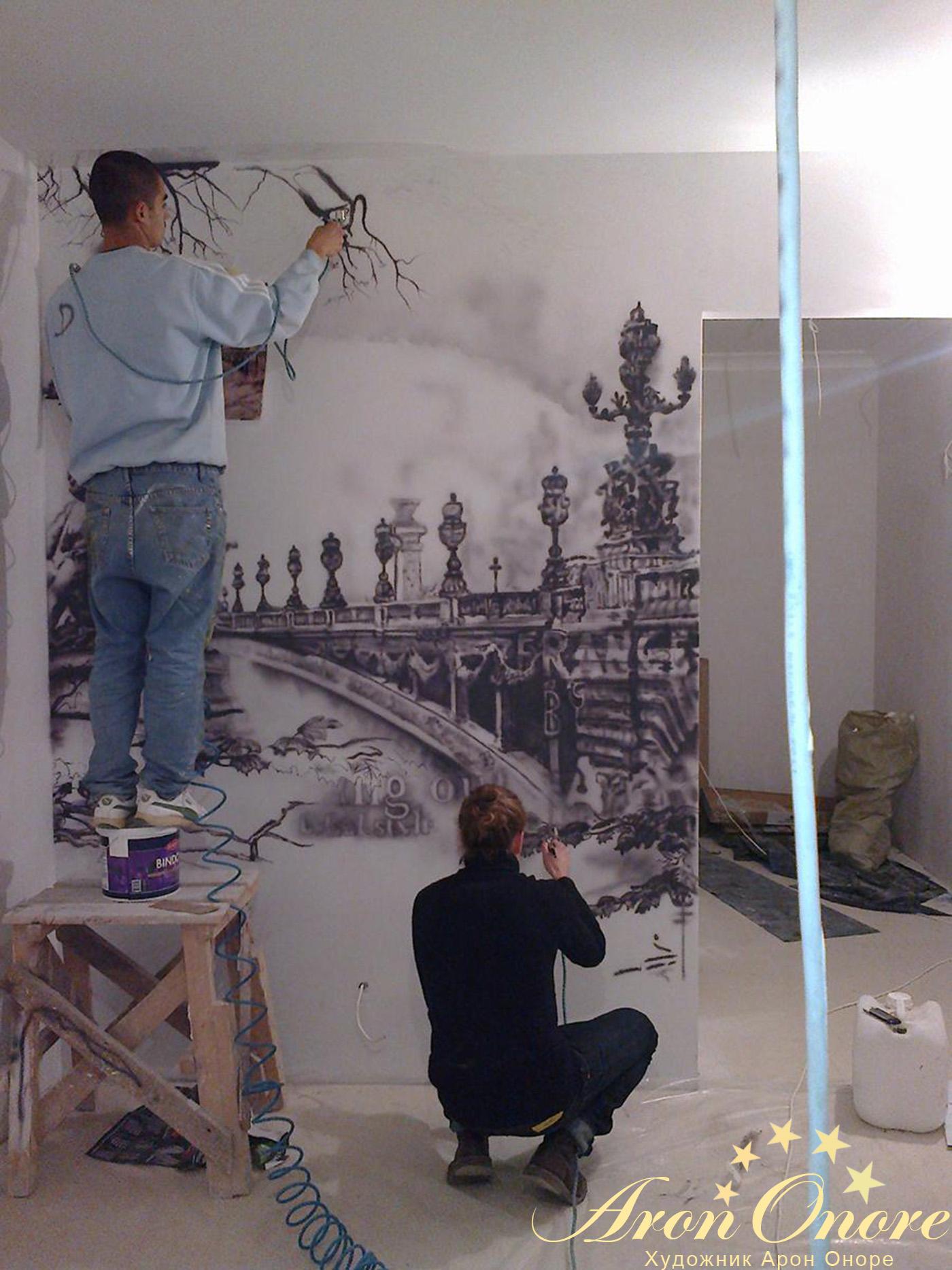 Начальный этап создания рисунка на стене в квартире