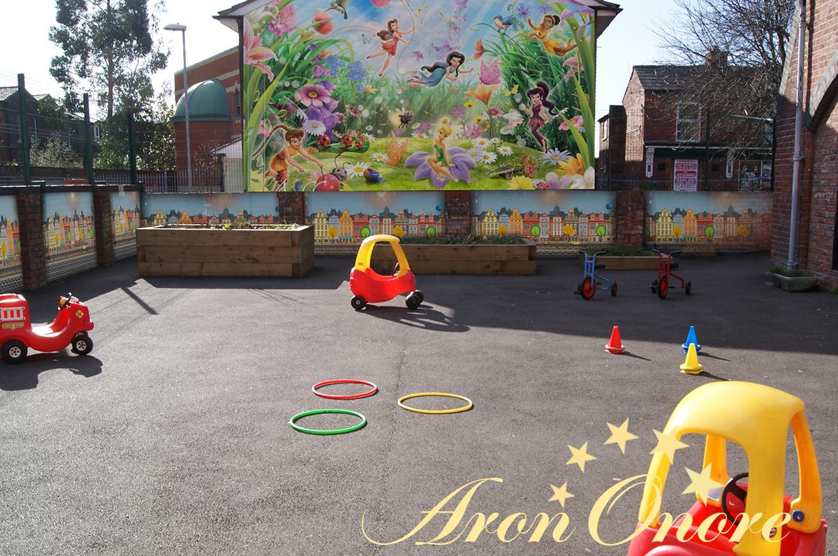 Детская игровая площадка с росписью на стене: на тему сказочные мир и феи