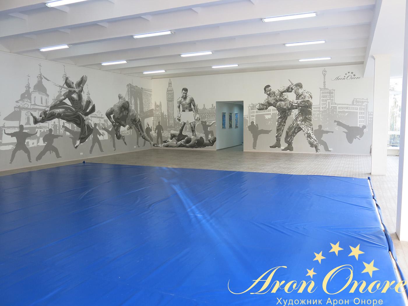 Различные виды боевых искусств нарисованных на стене в спортивном клубе в москве