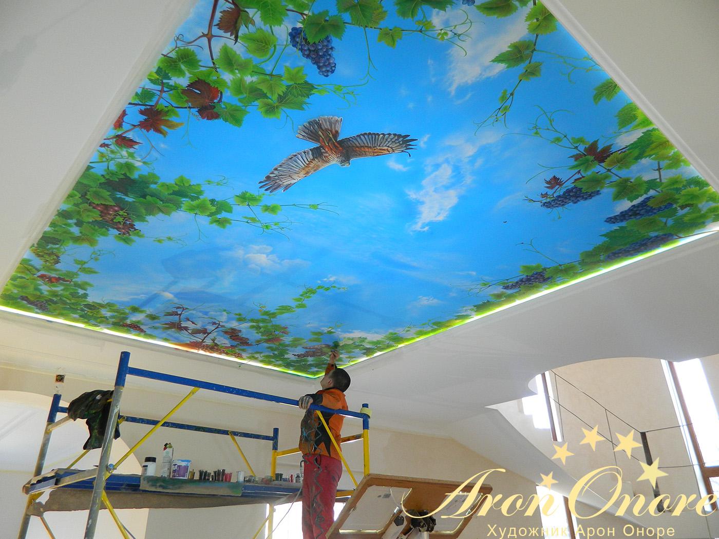 Художник Арон Оноре занимается росписью на потолке