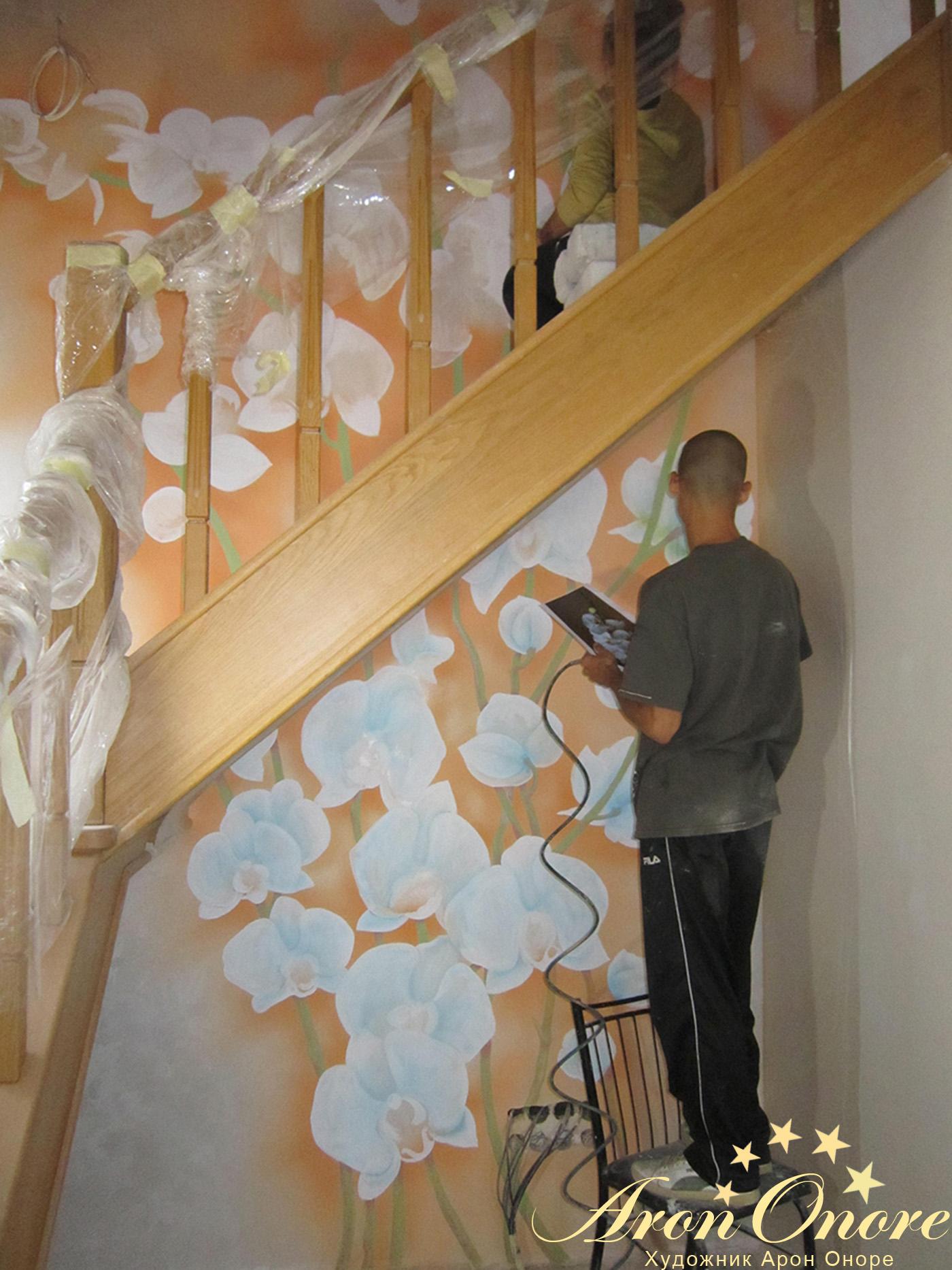 Процесс создания рисунка на стене – Орхидеи
