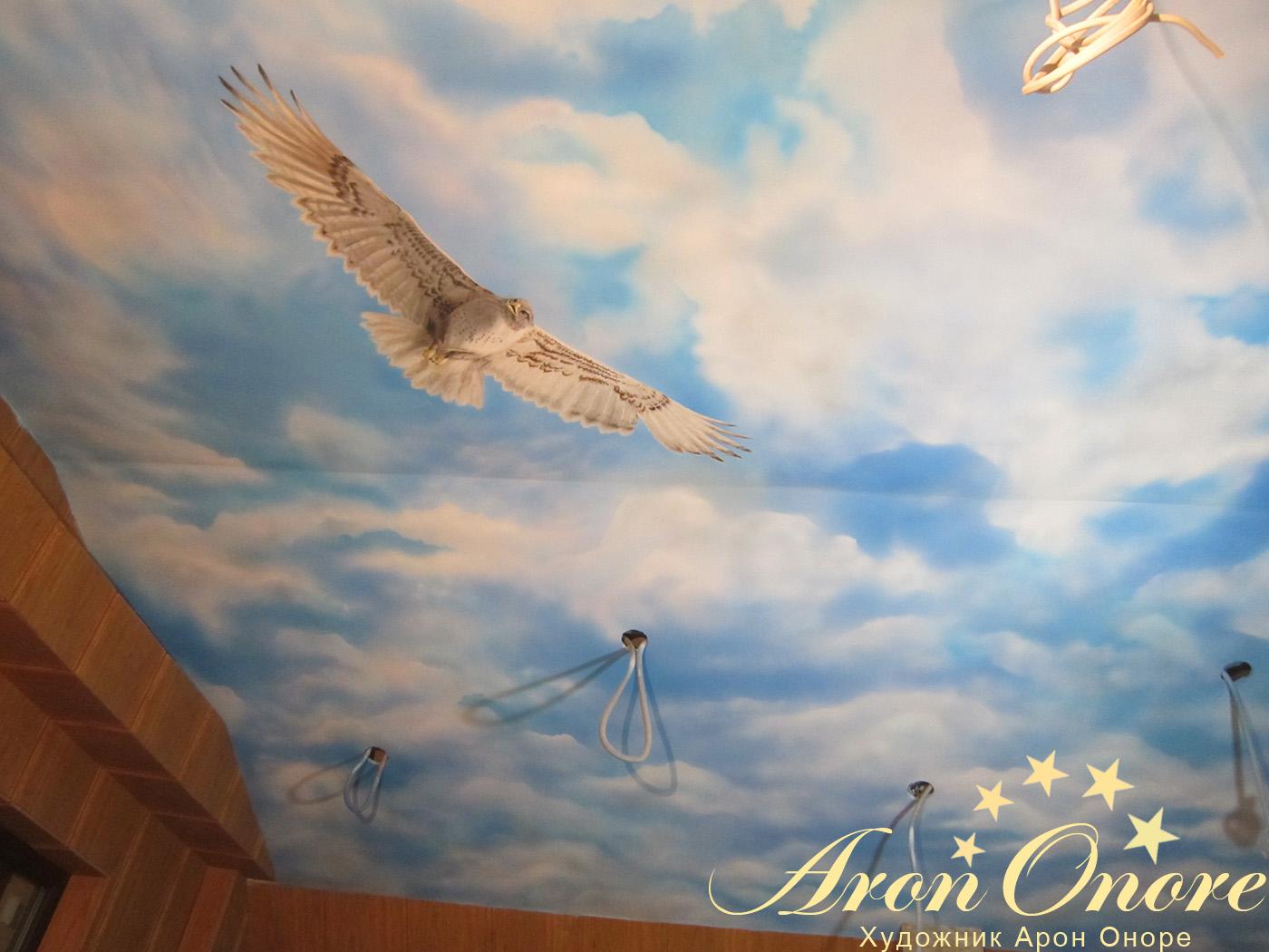 Художественная роспись потолка: орел в полете