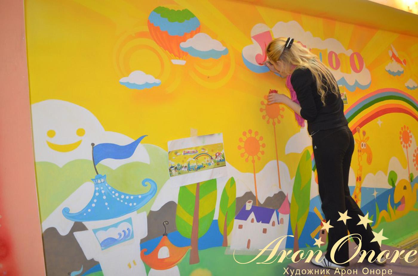Художница – создает рисунок на стене детского кафе Лимпопо