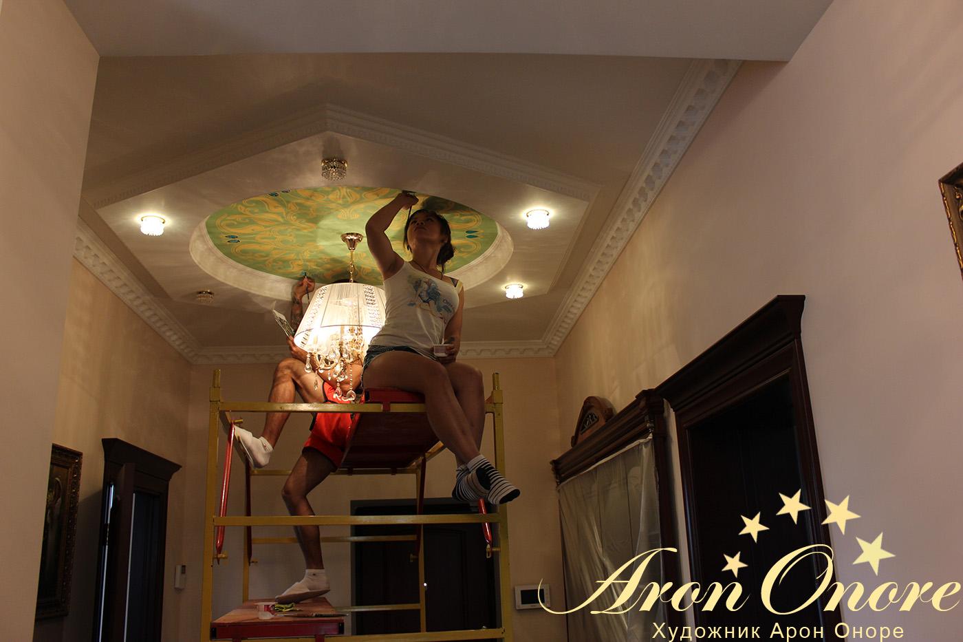 художники создают рисунок на потолке в частном доме в москве
