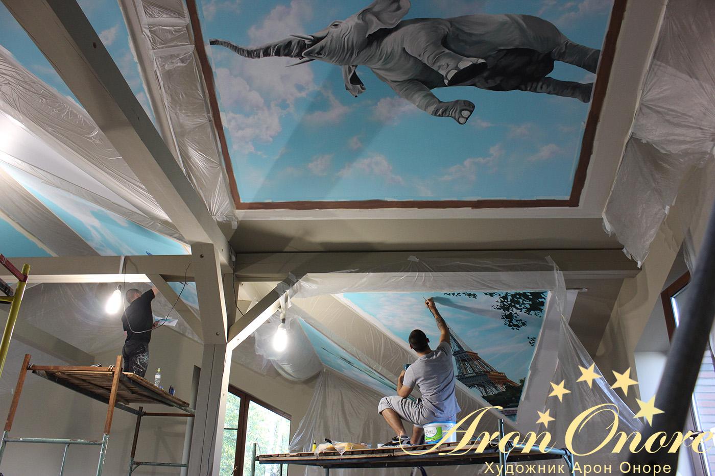 Художники студии Арон Оноре в процессе росписи потолков в квартире