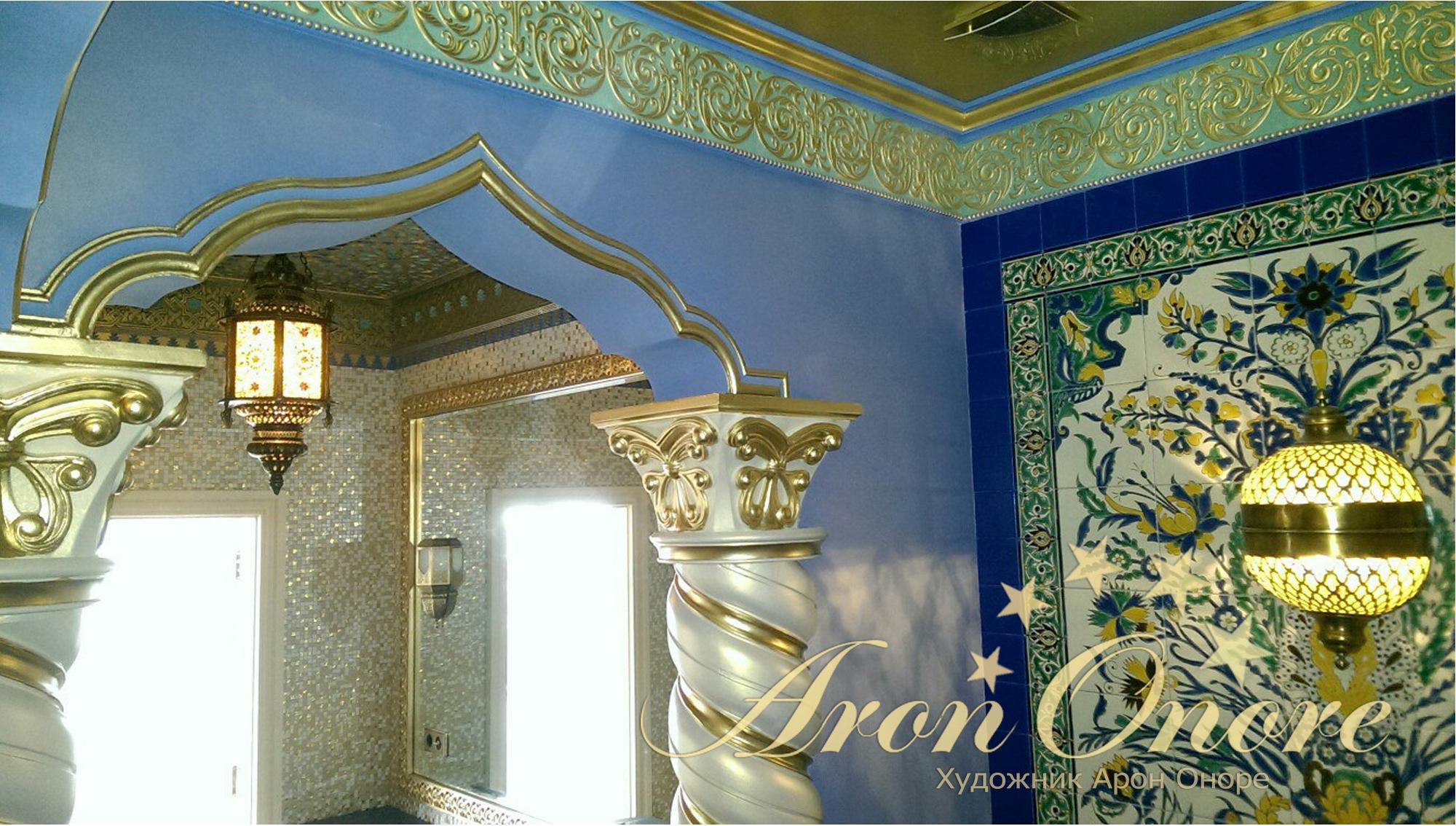 Декор и золочение лепных элементов в ванной от студии Арона Оноре в Москве