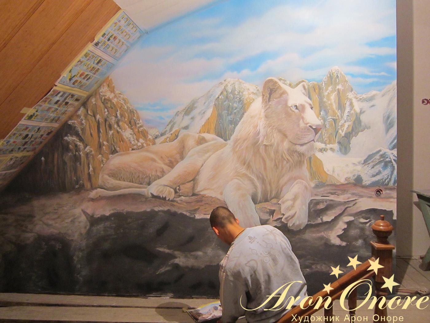 Процесс создания художественного рисунка на стене дома