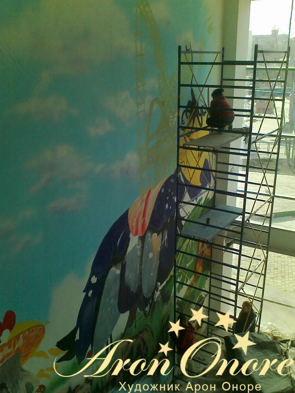 Процесс создания рисунка на стене – попугай