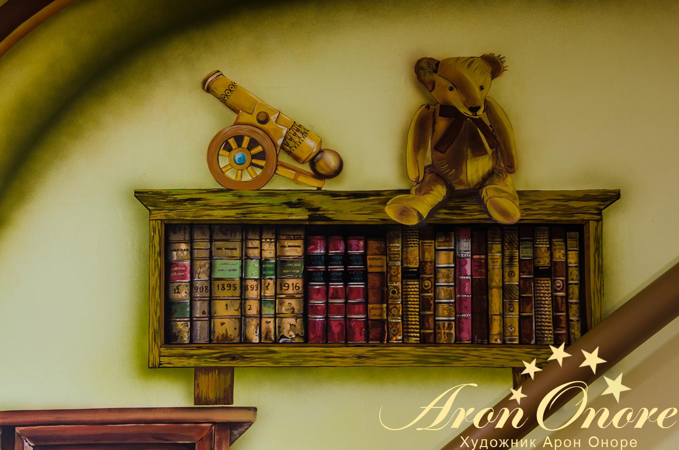 Роспись детской комнаты: полка со старинными книгами и мягкой игрушкой