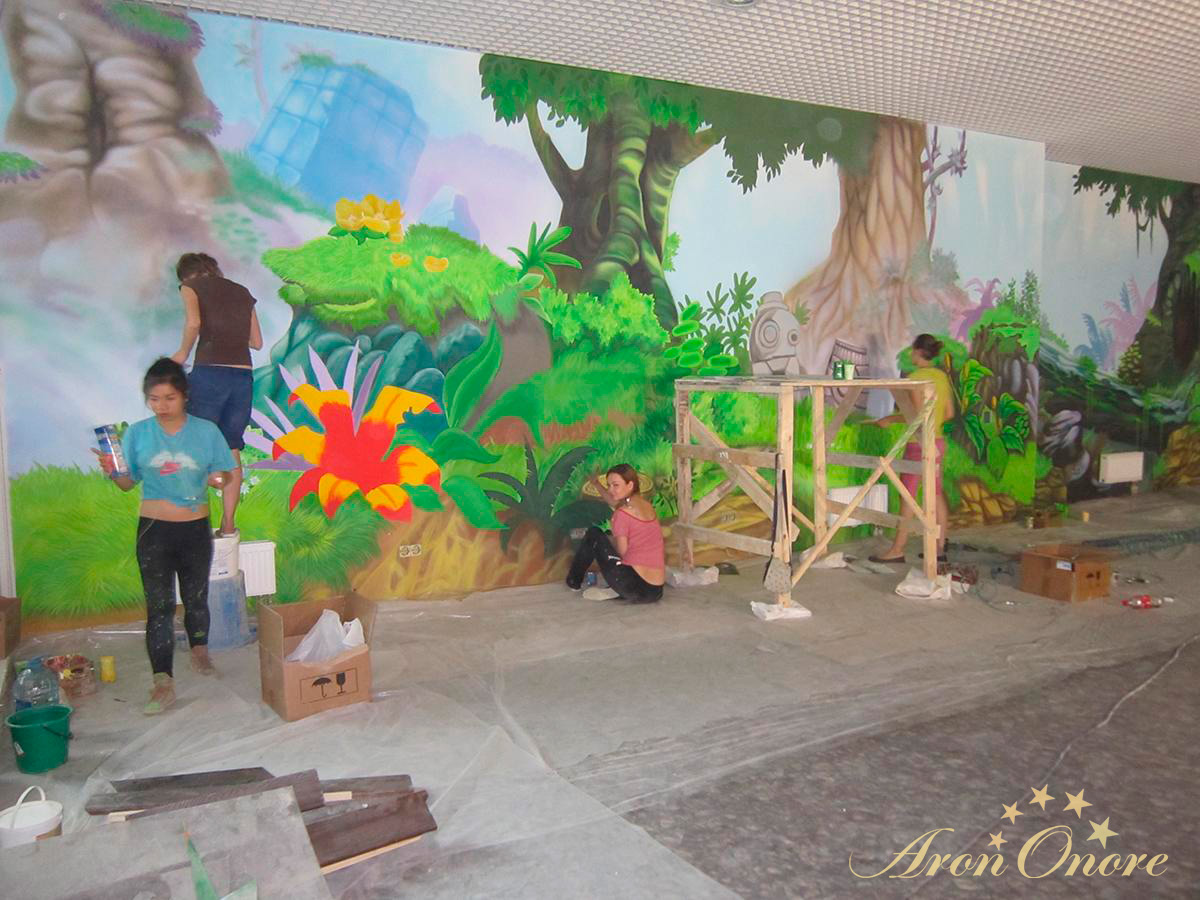 Рисунок на стене дома – сказочный лес