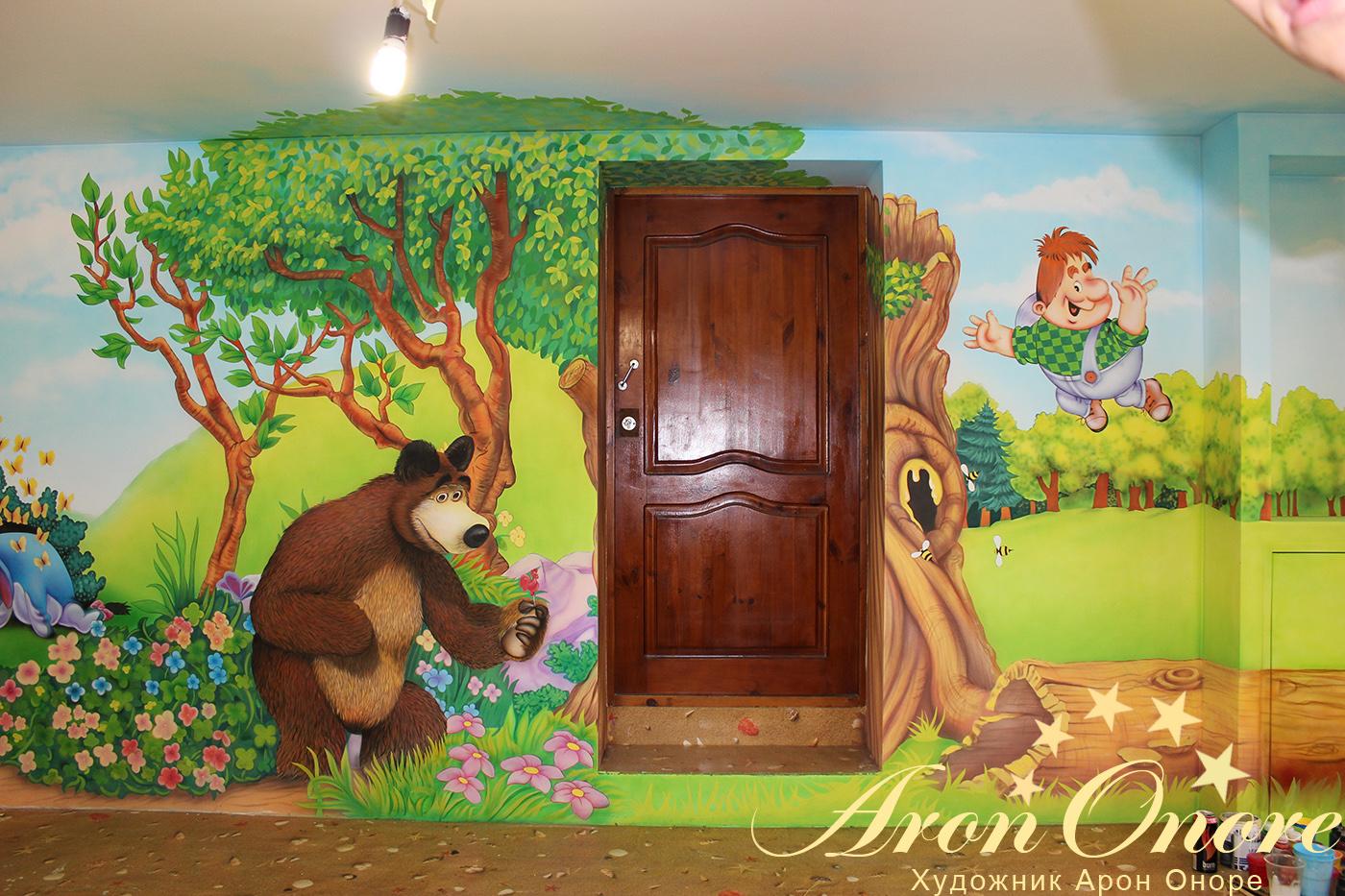 Сказочный рисунок на стене медведь вместе с карлсоном на фоне сказочного леса