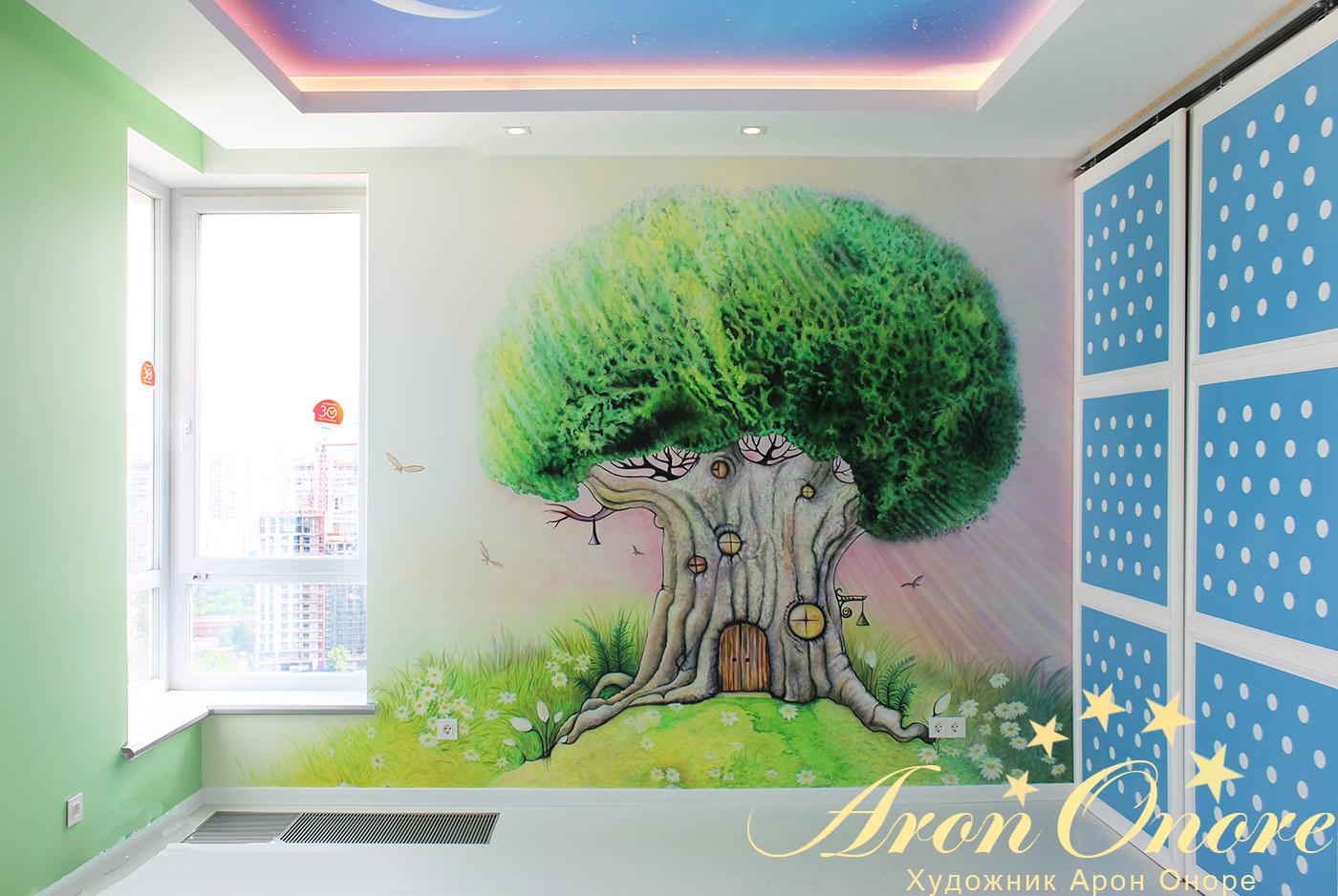 Сказочный рисунок на стене в детской – на тему деревьев, леса