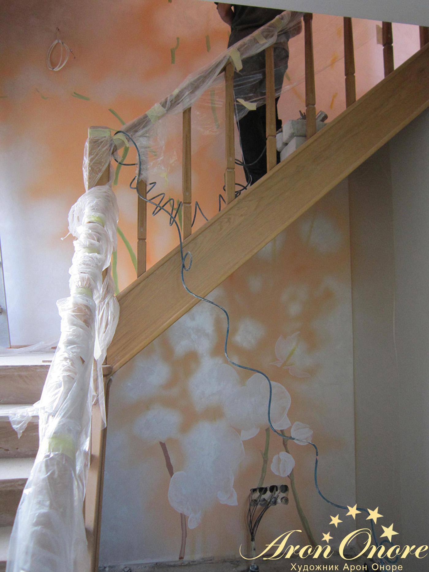 Художественная роспись стен и лестницы – в частном доме