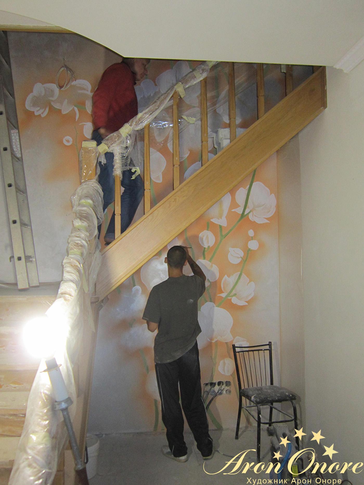 Художник расписывает стены частного дома в Харькове