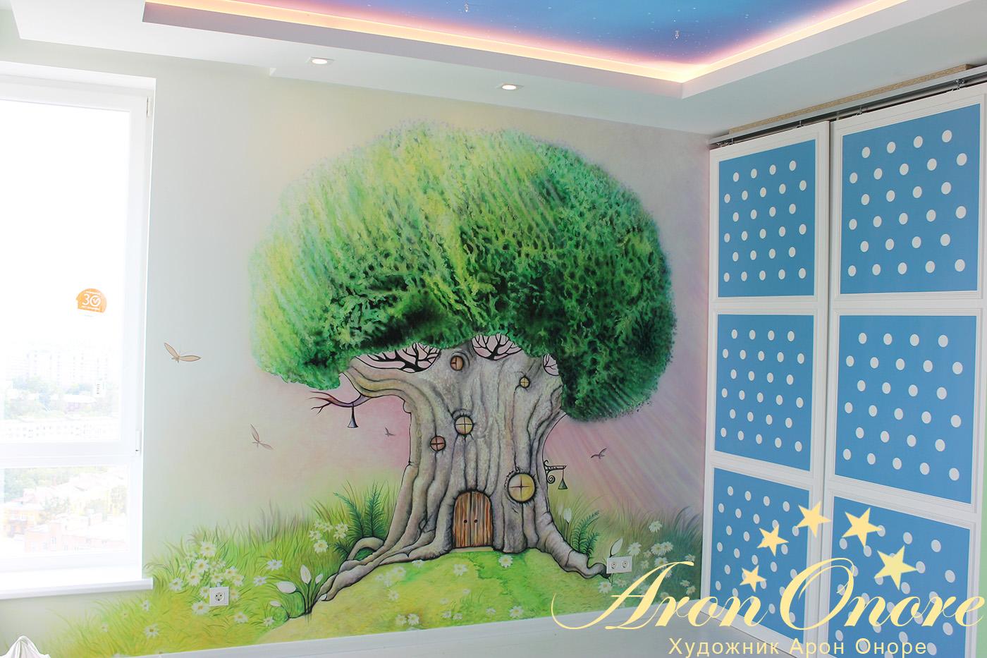 Красивая роспись стен в сказочном стиле в детской комнате