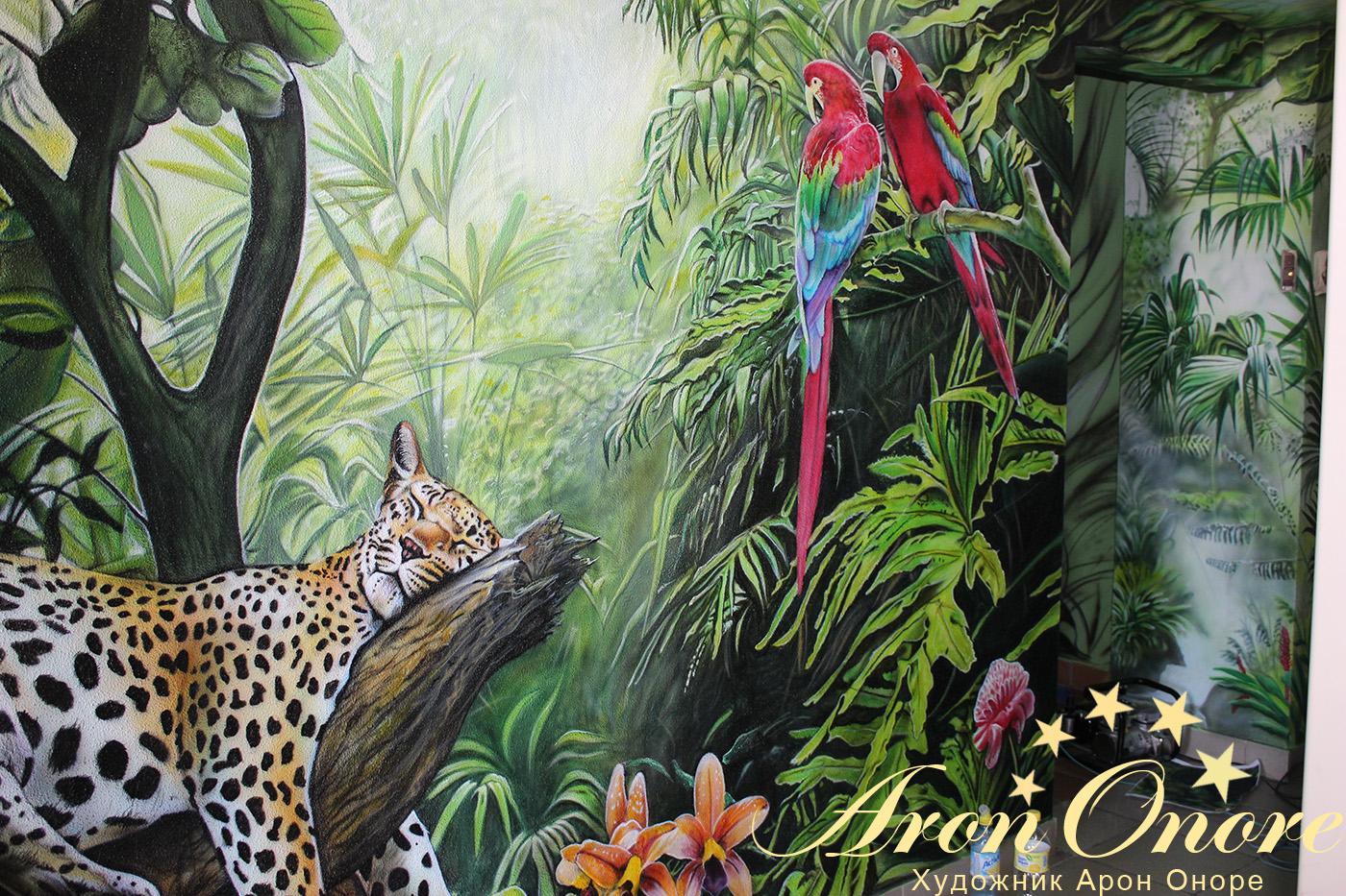 Готовый рисунок: спящий гепард, попугаи на ветках и тропические деревья – Джунгли на стене в подъезде