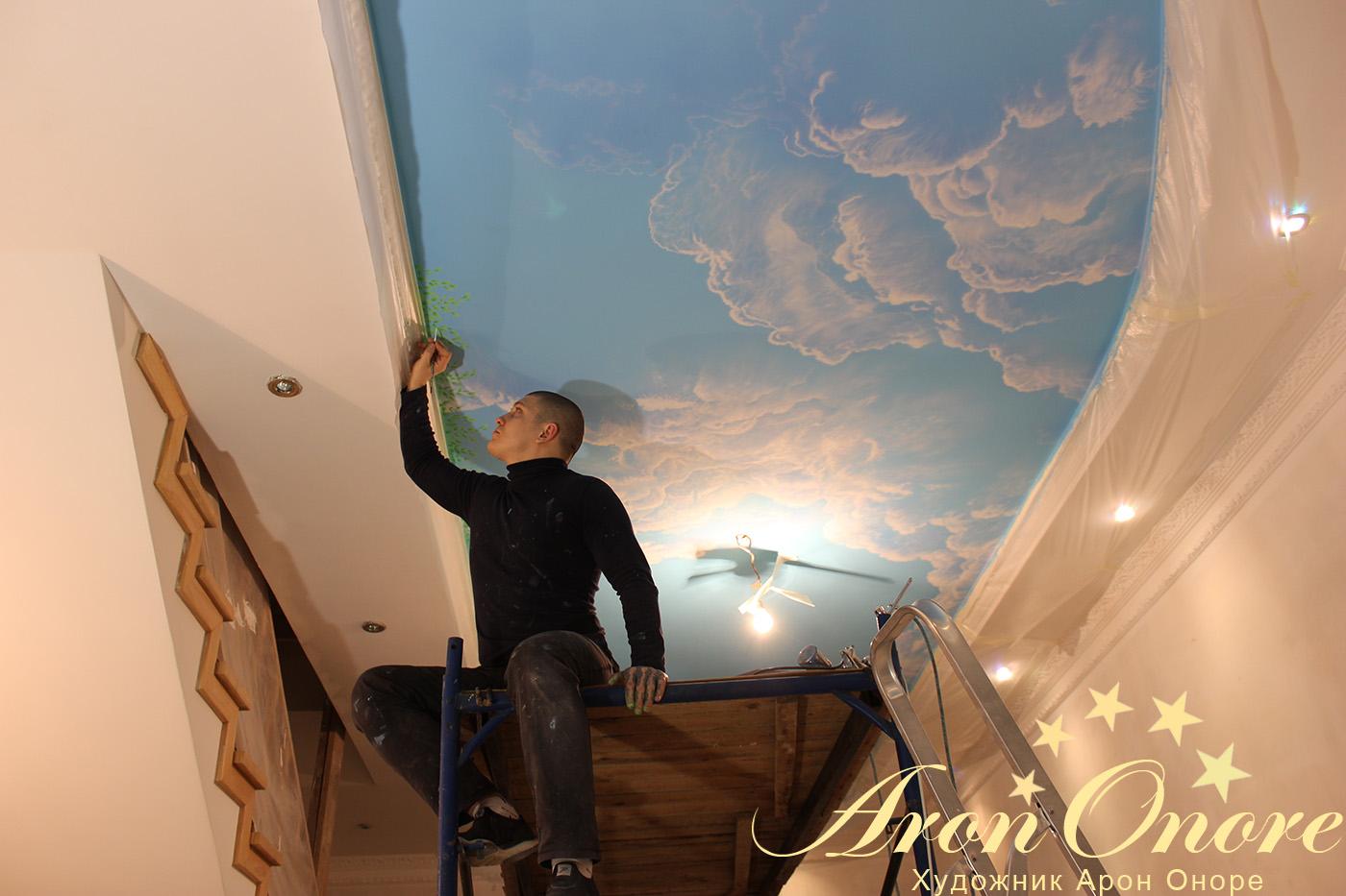 Арон Оноре (художник-аэрограф) рисует розы цветы на потолке