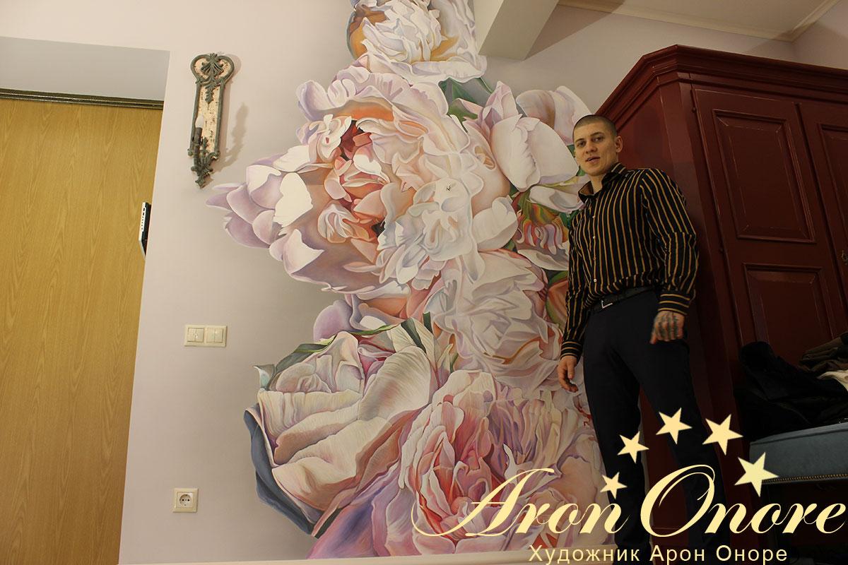 художник арон оноре на фоне цветов  пионов созданных по образу Томаса Дарнелла