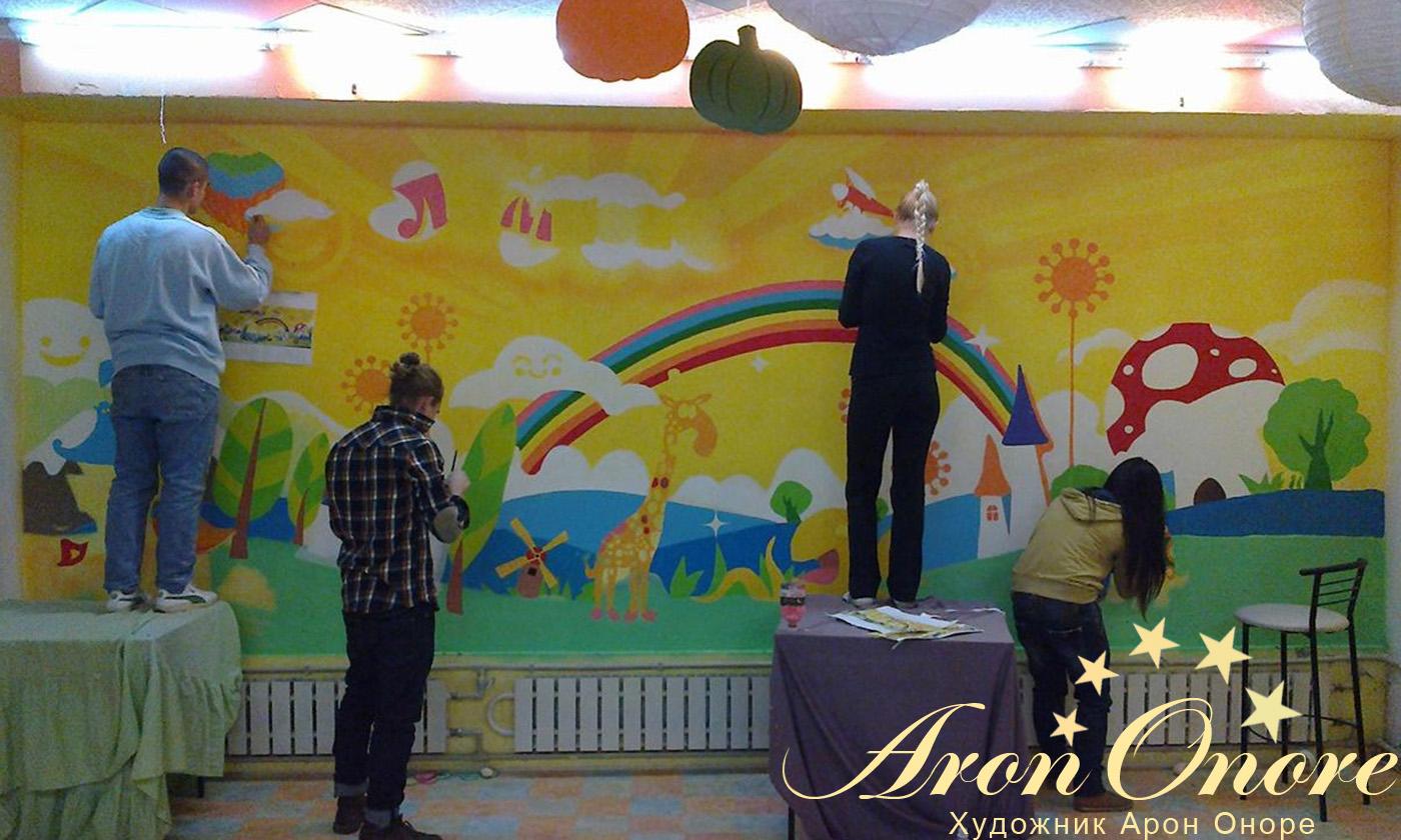 Команда аэрографов студии Арон Оноре создает рисунок на стене детского кафе