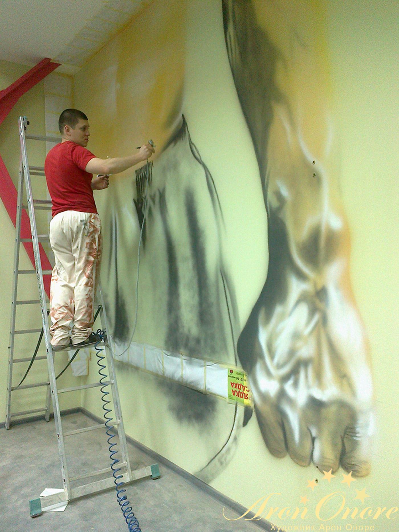 Художник Арон Оноре - делает роспись на стене