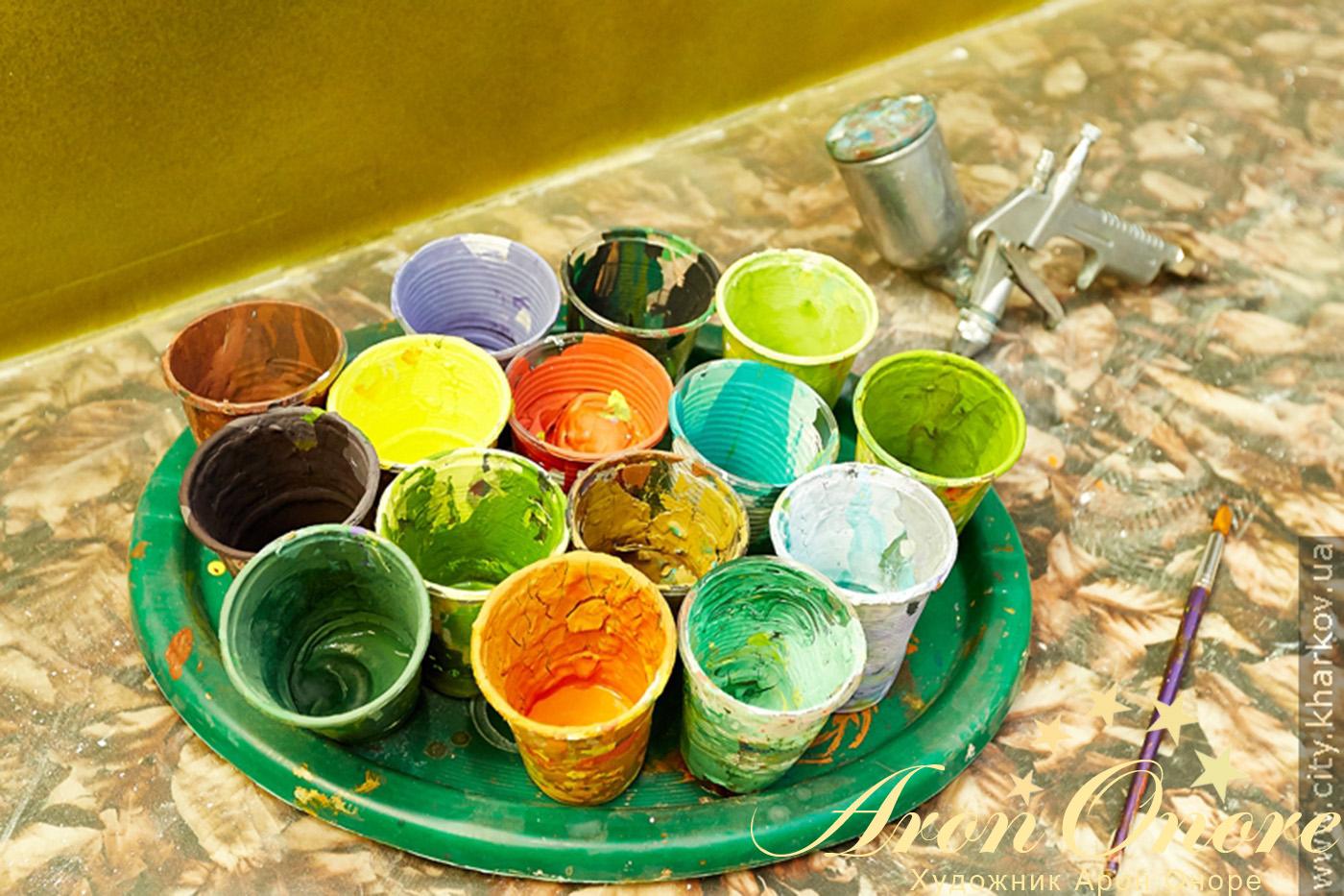 Краски использовавшиеся для создания аэрографии на стене в парке горького в детской комнате