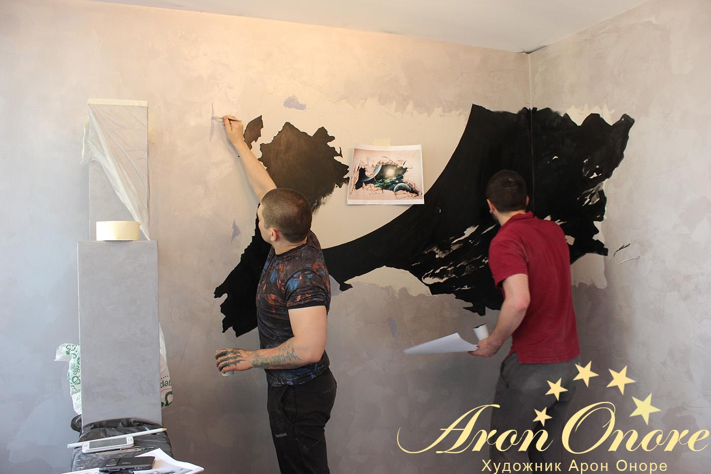 Художники студии росписи стен рисуют космос на стене в московской квартире