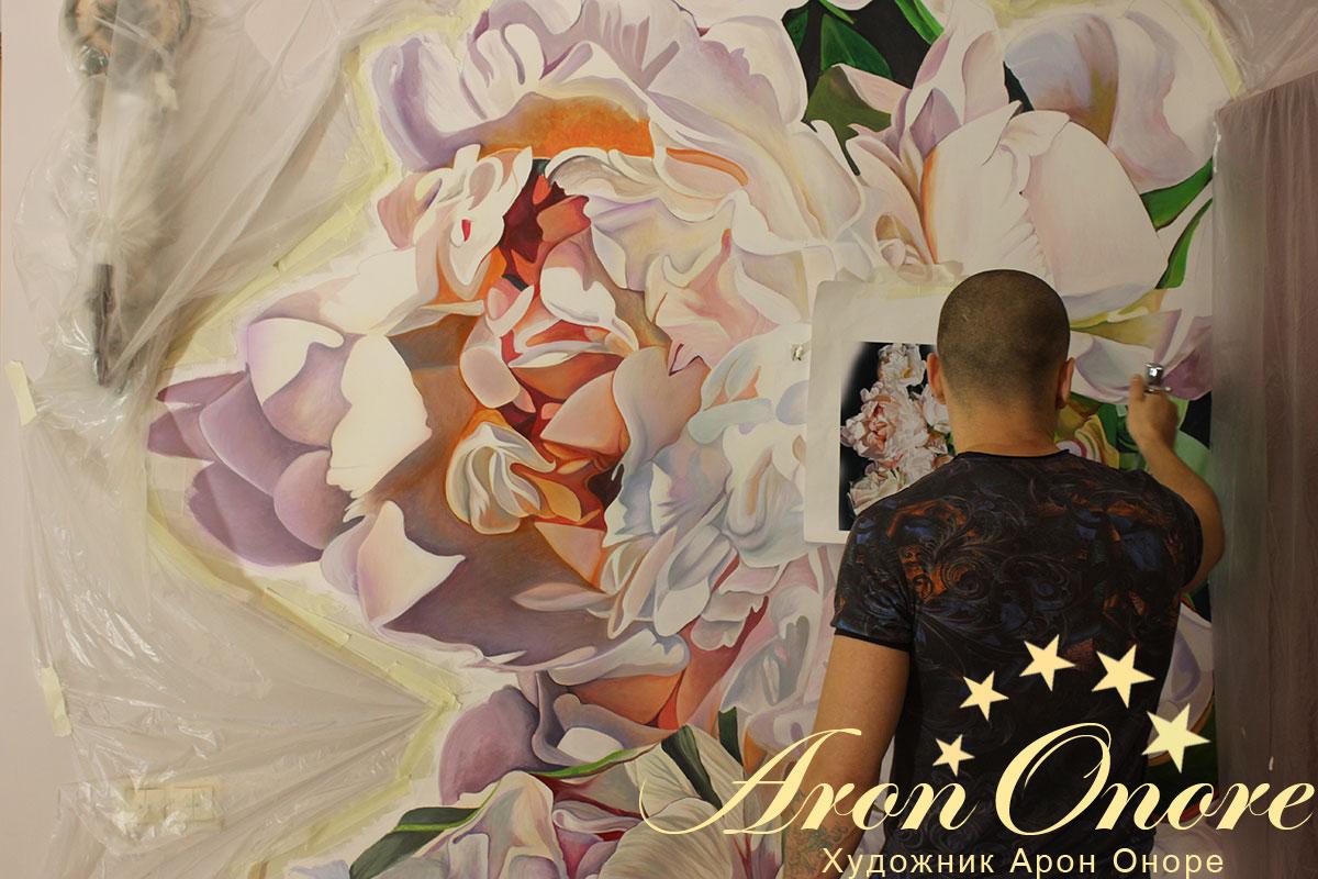 Арон Оноре создает рисунок на стене – цветы пионы