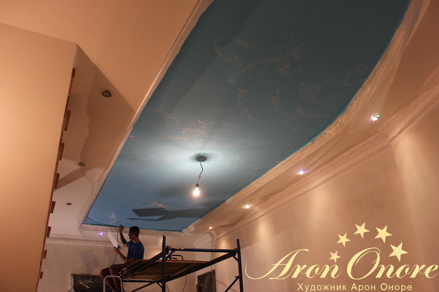 Художники студии Арон Оноре создают художественный рисунок на потолке московского дома